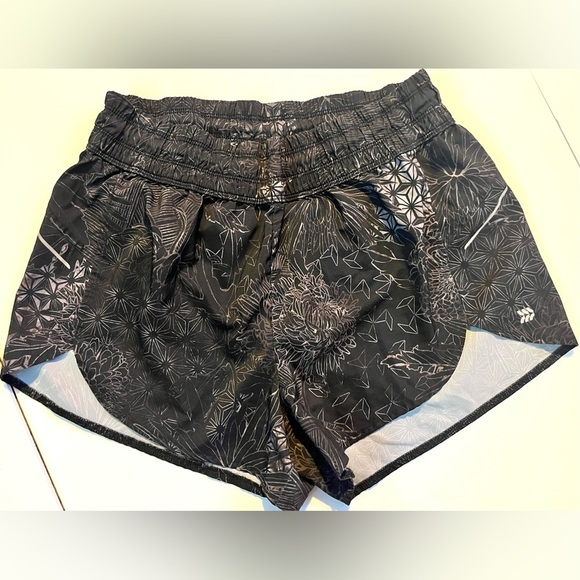 All In Motion Women's Black Patterned Running Shorts w Liner Size Medium - Picture 11 of 11